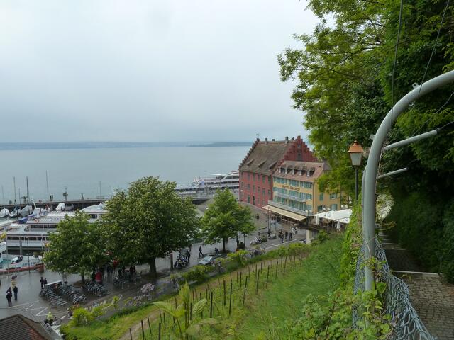 Von hier sehen wir auf den Hafen.