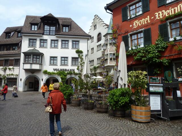 Hotel-Weinschänke und Volksbank.