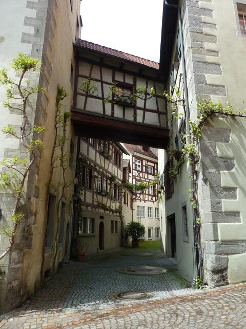 Übergang von einem in´s andere Haus,hübsch anzusehen.