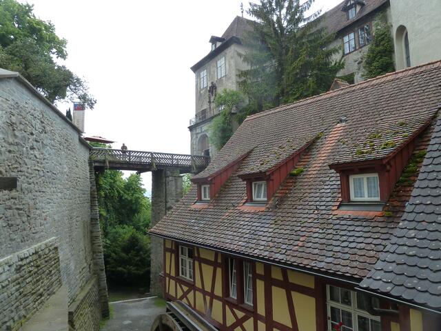 Eine Brücke führt vom Schloß zur Meersburg.