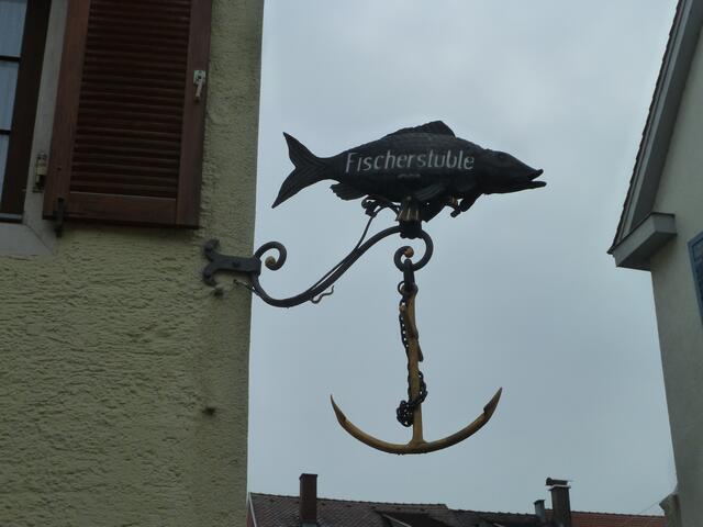 Schön dieses Nasenschild,weist auf die Fischerstube hin.
