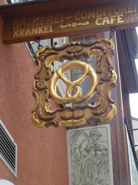 Ein sehr schönes Schild hat die Bäckerei Kränkel.