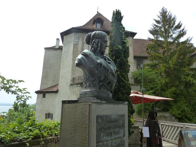 Eine Büste von der Dichterin Annette von Droste Hülshoff 1797-1848 die hier viele Jahre in der Meersburg lebte.