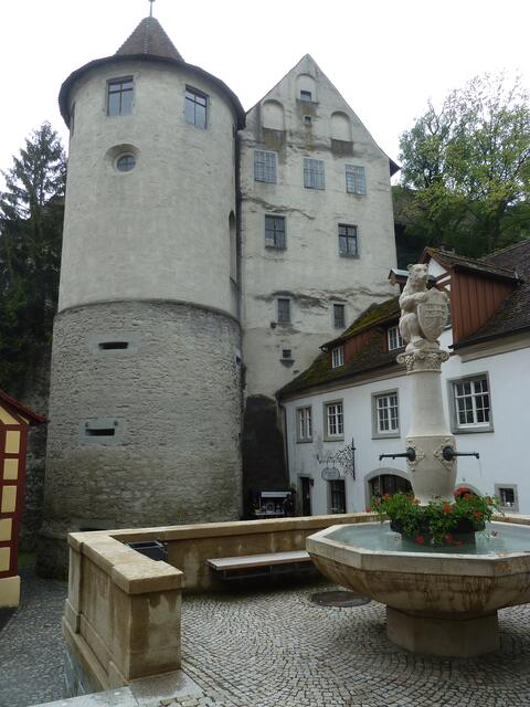 Vor der Burg der Löwenbrunnen.