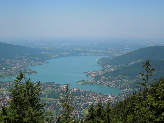 Der Tegernsee vom Wallberg aus gesehen.