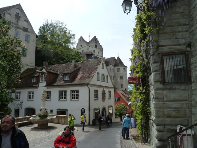 Links der Bärenbrunnen,oben die alte Meersburg.
