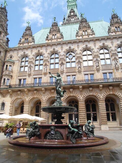 Der wundervolle Innenhof des Hamburger Rathauses mit Hygieia-Brunnen