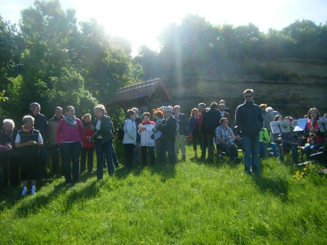 Viele Wanderfreudige warten gespannt bis es los geht, aber...