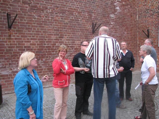 Kurze Pause im Innenhof der Burg