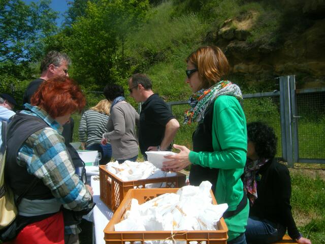 ..die sich vorher noch schnell ein Vespertütchen für Unterwegs kauften.