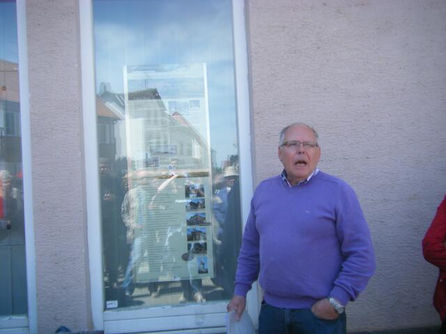 ..an der schon Georg Stappert wartet, um über die Geschichte des Dorfes zu berichten.