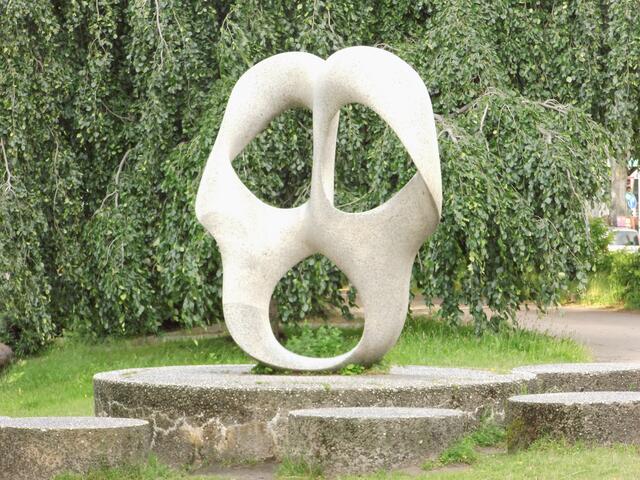 Kunst an der Alster-Promenade: Dieses hier nennt sich "Rhythmus im Raum". Ich gestehe, ich bin ein Kunstbanause!