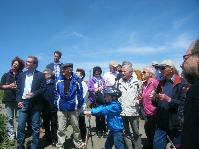 ..alle hören gespannt zu, auch...