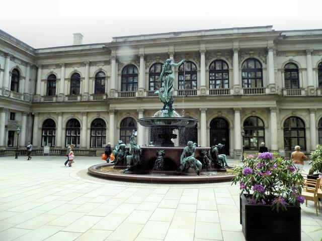 innenhof und Springbrunnen von der anderen Seite