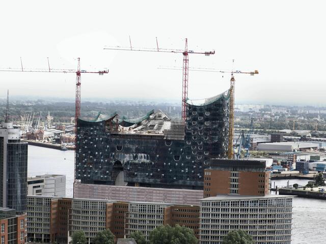 ....auf die Elb-Philharmonie,