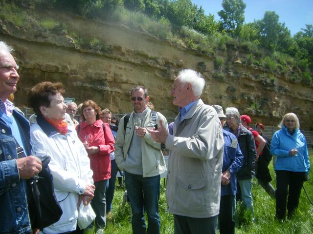Dr. Otmar Bauer beginnt mit der Weinprobe und...