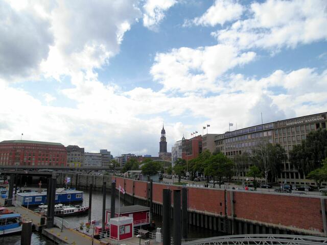 Wieder auf dem Boden der Tatsachen: Blick zurück auf den Michel,
