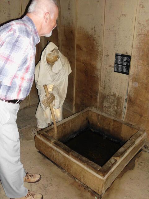 Solequelle im Museum: so kam das Salzwasser nach oben gesprudelt unter ständiger Bewachung in einem 12-stündigen Arbeitstag.