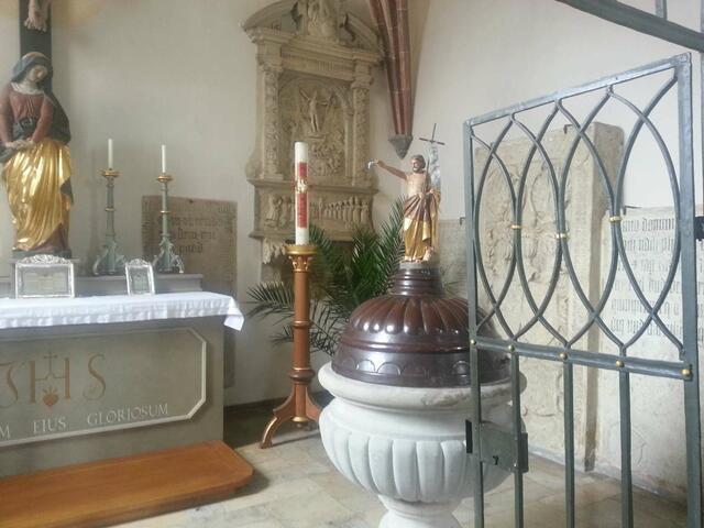 Seitenalter im linken Kirchenschiff mit Taufbecken