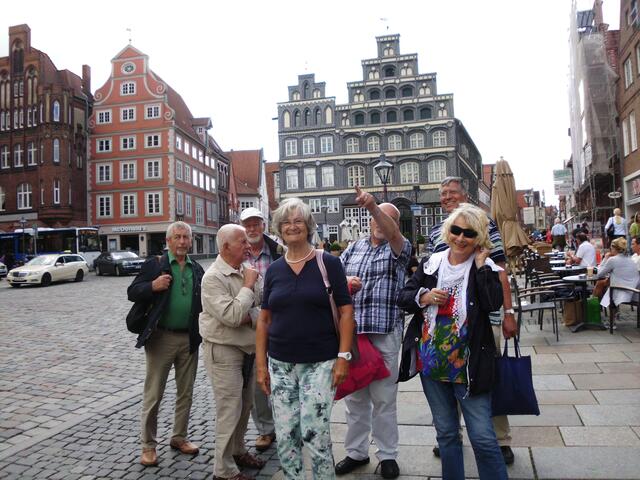 Stadtgang in kleineren Gruppen; hier: Am Sande. Im Hintergrund das imposante Gebäude, das die IHK beherbergt.