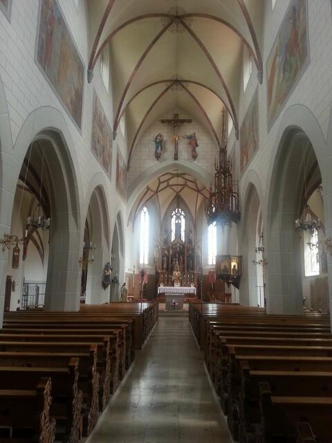 Blick auf den Hochalter, oben (vor dem Altarraum)  reich verziertes Holzkreuz ....