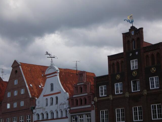 Häusergiebel Am Sande, aber dahinter zeigen sich schon die schweren Regenwolken - Ende der Exkursion.
