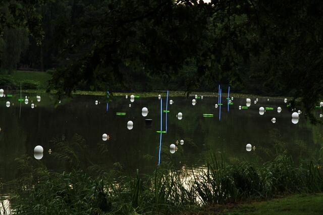warten auf die Ereignisse zur der Lichtinstallation