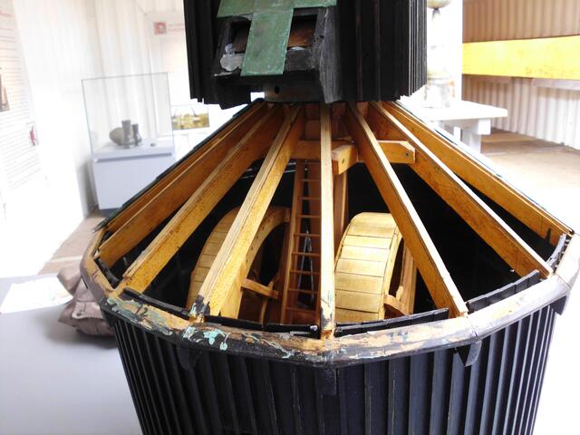 10 Container neben dem Salzmuseum erklären die "Hanse" und enthalten auch ein Modell des Krans.