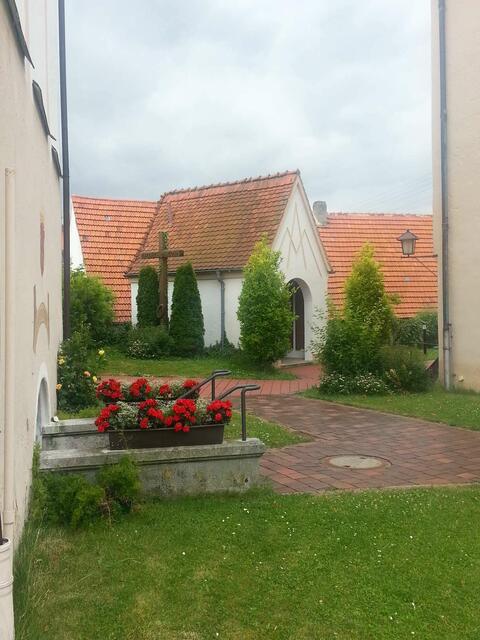 Blick auf die Mariengrotte ..... links Abgang zur Familiengruft