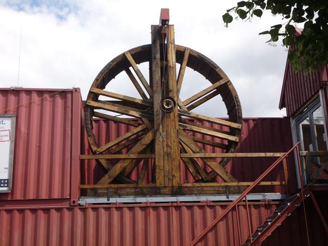Eines der Laufräder (Hamsterrad) des Kranes hat man in Originalgröße nachgebaut.