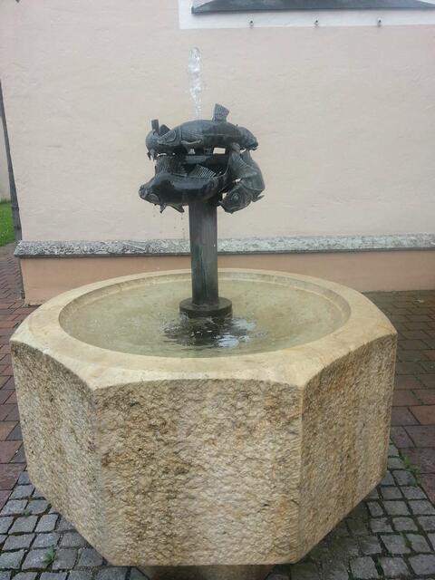 "Fisch"-Brunnen vor der Kirche