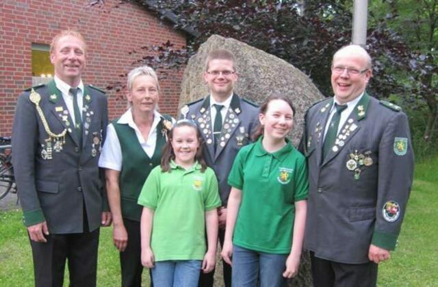 Vereinssportleiter Dirk Rösemeier (r.) präsentiert die Majestäten 2013 (v.l.n.r.): Kaiser Frank Bähre, Kaiserin und Schützenkönigin Angela Johannes, Kinderkönigin Patricia Rösemeier, Schützenkönig Florian Dettmer, Jugendkönigin Jaqueline Rösemeier