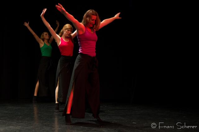 Tanz für Jung und Alt - ein großes Programm präsentierte Angelika Cordes mit Schülern ihres Studios  Tanztreff Augsburg dem Publikum im ausverkauften Augsburger Kulturhaus Abraxas