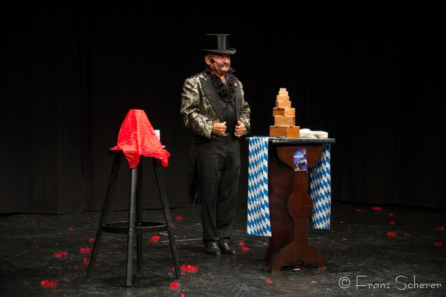 Tanz für Jung und Alt - ein großes Programm präsentierte Angelika Cordes mit Schülern ihres Studios  Tanztreff Augsburg dem Publikum im ausverkauften Augsburger Kulturhaus Abraxas - Allerlei Zauberhaftesmit Magier Magic Rico