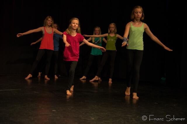 Tanz für Jung und Alt - ein großes Programm präsentierte Angelika Cordes mit Schülern ihres Studios  Tanztreff Augsburg dem Publikum im ausverkauften Augsburger Kulturhaus Abraxas