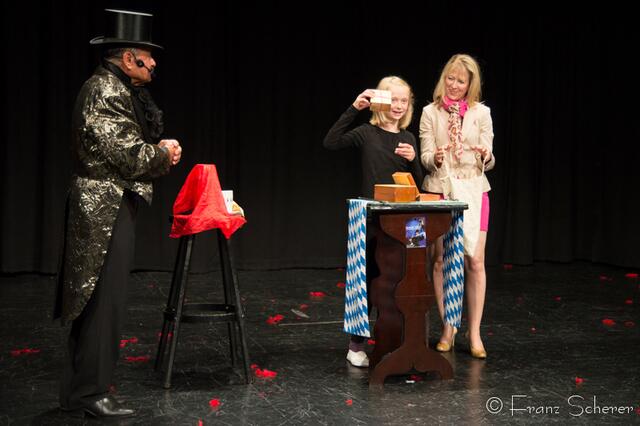 Tanz für Jung und Alt - ein großes Programm präsentierte Angelika Cordes mit Schülern ihres Studios  Tanztreff Augsburg dem Publikum im ausverkauften Augsburger Kulturhaus Abraxas - Allerlei Zauberhaftesmit Magier Magic Rico