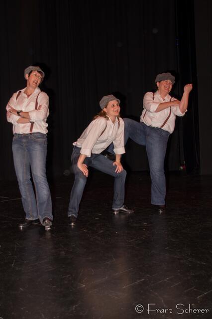 Tanz für Jung und Alt - ein großes Programm präsentierte Angelika Cordes mit Schülern ihres Studios  Tanztreff Augsburg dem Publikum im ausverkauften Augsburger Kulturhaus Abraxas