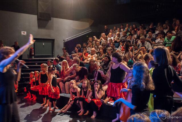Tanz für Jung und Alt - ein großes Programm präsentierte Angelika Cordes mit Schülern ihres Studios  Tanztreff Augsburg dem Publikum im ausverkauften Augsburger Kulturhaus Abraxas