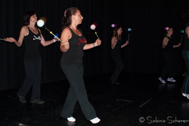 Tanz für Jung und Alt - ein großes Programm präsentierte Angelika Cordes mit Schülern ihres Studios  Tanztreff Augsburg dem Publikum im ausverkauften Augsburger Kulturhaus Abraxas - Schüler von Susanne Brucken zeigen Swi Poi