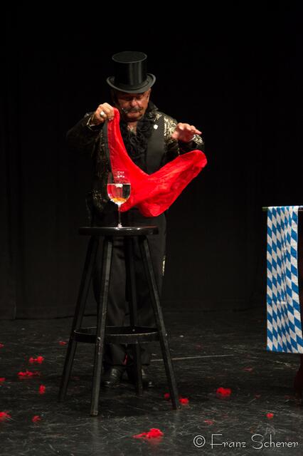Tanz für Jung und Alt - ein großes Programm präsentierte Angelika Cordes mit Schülern ihres Studios  Tanztreff Augsburg dem Publikum im ausverkauften Augsburger Kulturhaus Abraxas - Allerlei Zauberhaftesmit Magier Magic Rico