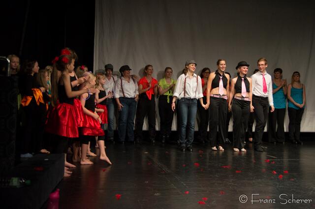 Tanz für Jung und Alt - ein großes Programm präsentierte Angelika Cordes mit Schülern ihres Studios  Tanztreff Augsburg dem Publikum im ausverkauften Augsburger Kulturhaus Abraxas