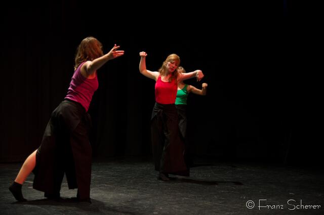 Tanz für Jung und Alt - ein großes Programm präsentierte Angelika Cordes mit Schülern ihres Studios  Tanztreff Augsburg dem Publikum im ausverkauften Augsburger Kulturhaus Abraxas