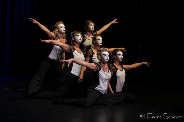 Tanz für Jung und Alt - ein großes Programm präsentierte Angelika Cordes mit Schülern ihres Studios  Tanztreff Augsburg dem Publikum im ausverkauften Augsburger Kulturhaus Abraxas