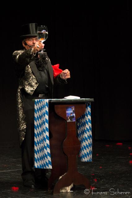 Tanz für Jung und Alt - ein großes Programm präsentierte Angelika Cordes mit Schülern ihres Studios  Tanztreff Augsburg dem Publikum im ausverkauften Augsburger Kulturhaus Abraxas - Allerlei Zauberhaftesmit Magier Magic Rico