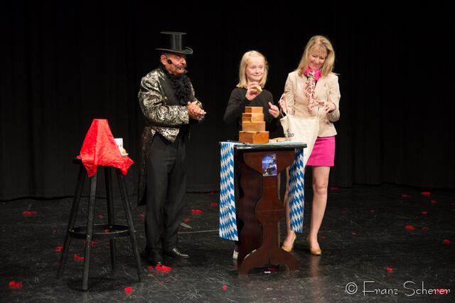 Tanz für Jung und Alt - ein großes Programm präsentierte Angelika Cordes mit Schülern ihres Studios  Tanztreff Augsburg dem Publikum im ausverkauften Augsburger Kulturhaus Abraxas - Allerlei Zauberhaftesmit Magier Magic Rico