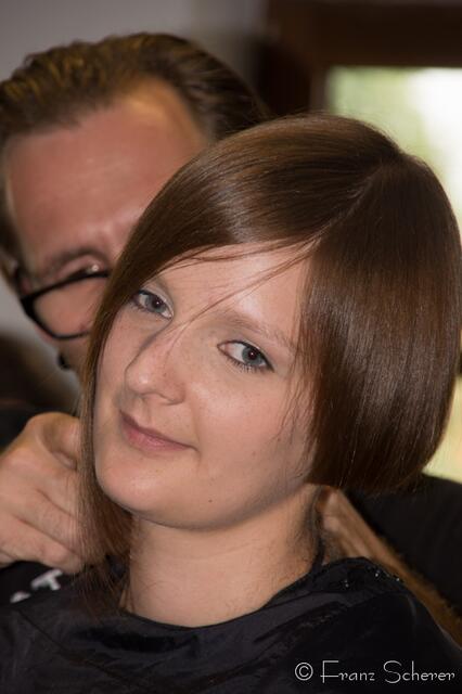 «Haute Coiffure» französischer Prägung in Berlin-Mitte -  beim Seminar in Friedberg gaben die Top-Friseure JeanLuc Paris und Silvio Deutschand viele Tipps und gestaltete beeindruckende Frisuren - Model Nicole freut sich