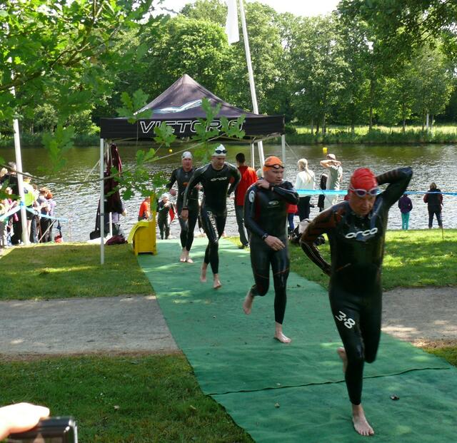 Nach und nach kamen die Schwimmer aus dem Wasser.