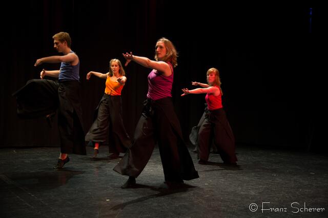 Tanz für Jung und Alt - ein großes Programm präsentierte Angelika Cordes mit Schülern ihres Studios  Tanztreff Augsburg dem Publikum im ausverkauften Augsburger Kulturhaus Abraxas