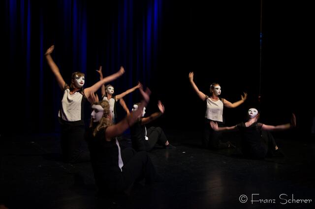 Tanz für Jung und Alt - ein großes Programm präsentierte Angelika Cordes mit Schülern ihres Studios  Tanztreff Augsburg dem Publikum im ausverkauften Augsburger Kulturhaus Abraxas