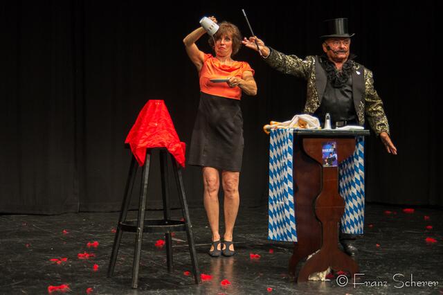 Tanz für Jung und Alt - ein großes Programm präsentierte Angelika Cordes mit Schülern ihres Studios  Tanztreff Augsburg dem Publikum im ausverkauften Augsburger Kulturhaus Abraxas - Allerlei Zauberhaftesmit Magier Magic Rico